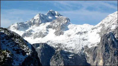 Quelle est l'altitude du Triglav, célèbre emblème slovène ?