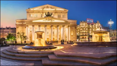 Quel célèbre théâtre construit en 1825 se situe à Moscou, la capitale russe ?