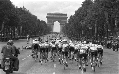 En quelle année l'arrivée se fait-elle pour la première fois aux Champs-Élysées ?