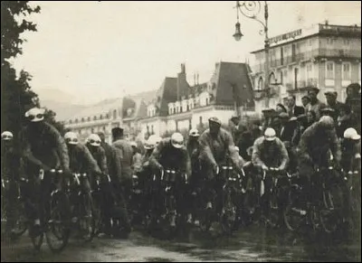 L'édition de 1926 innove avec le 1er départ hors de la capitale, à savoir depuis...