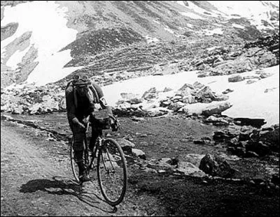 En quelle année l'étape entre Luchon et Bayonne franchit-elle pour la première fois quatre cols emblématiques des Pyrénées ?