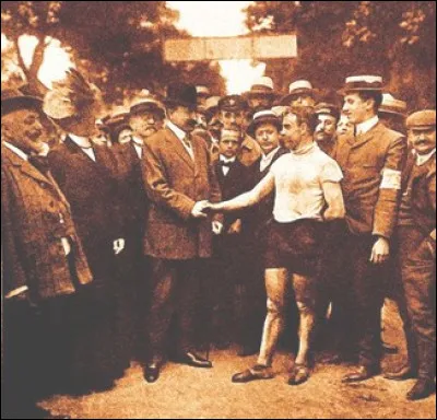 À la vieille de la Première Guerre mondiale l'État soutient l'organisation du Tour. Ainsi une circulaire ministérielle de 1912, enjoint les maires de...