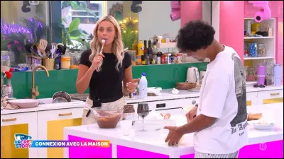 Repas avec tout le monde ce soir, tu...