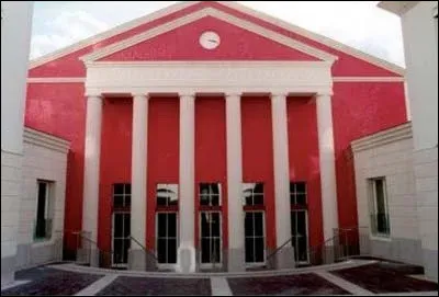Quel est le nom de cette salle de spectacle située au pied de la butte Montmartre ?