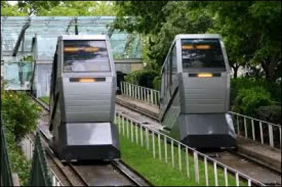 Quel est le nom de cet ascenseur incliné automatique comprenant deux cabines permettant de monter au sommet de la butte Montmartre ?