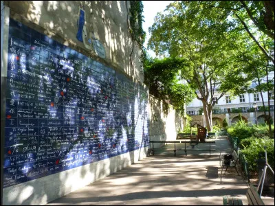 Quel est le nom de ce mur situé place des Abbesses à Montmartre ?