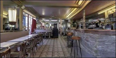 Quel est le nom de ce café-brasserie très célèbre de Montmartre ?