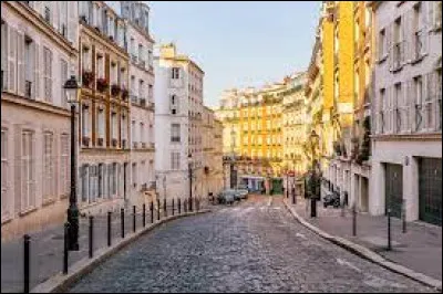 Quel est le nom de cette rue, l'une des rues les plus renommées de la butte Montmartre ?