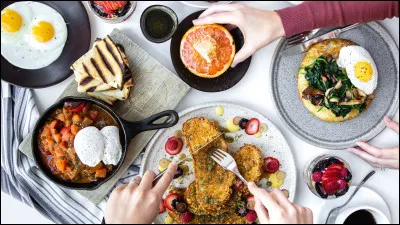 Pour choisir un plat au restaurant, tu demandes au serveur...