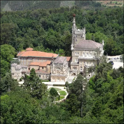 Dans quel pays peut-on visiter le parc national de Buçaco, abritant un ancien monastère ?