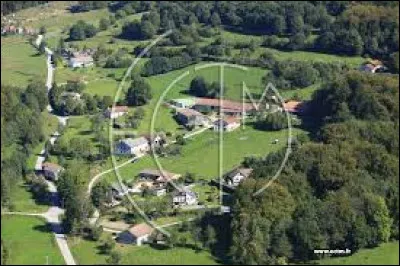 Nous sommes en Lorraine, au-dessus de Houx. Hameau de l'arrondissement de Saint-Dié, il se situe dans le département ...