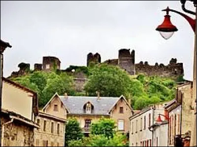 Voici une vue de Mauzun, avec au loin les ruines du château. Village de l'aire d'attraction Clermontoise, elle se situe dans le département ...
