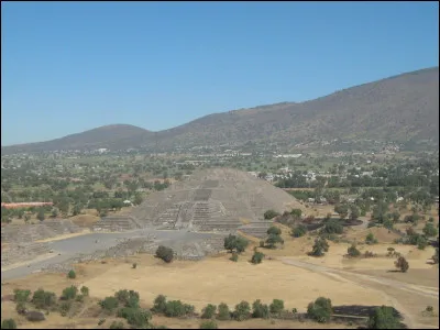 Quelle ville mexicaine est connue pour ses pyramides pré-colombiennes ?