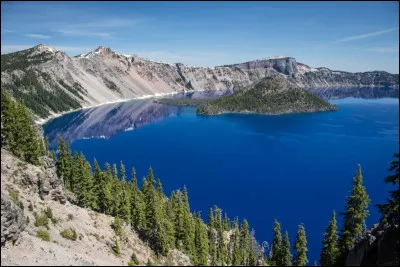 Dans quel État se situe le Crater Lake qui est un lac de cratère dans la caldeira du volcan Mazama, aux États-Unis ?