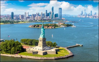 Comment appelait-on l'île sur laquelle se situe la statue de la Liberté ?