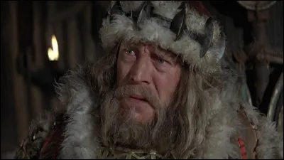 Quel acteur interprète le roi Osric qui charge notre trio de voleurs de ramener auprès de lui sa fille qui est devenue une adepte fanatique de Thulsa Doom ?