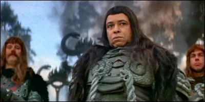 Au début du film, pourquoi Thulsa Doom attaque-t-il le village où vit le petit Conan et sa famille ?