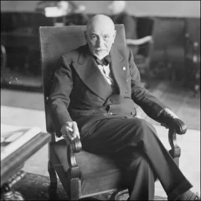 Comment sappelait cet écrivain et poète italien ?