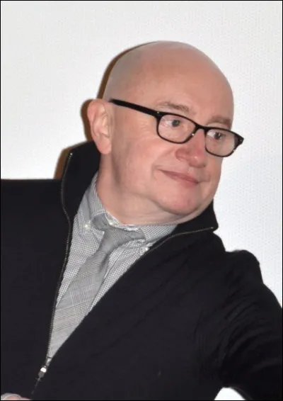 D'où vient la réplique suivante : 
"- Écoutez : de l'extérieur c'est déjà magnifique ! Oh Thérèse ! Une serpillère ! C'est formidable, écoutez, fallait pas... - mais non Pierre c'est un gilet. - Ah mais oui bien sûr, c'est un gilet ! Où avais-je la tête ? Il y a des trous plus grands pour mettre les bras !" ?