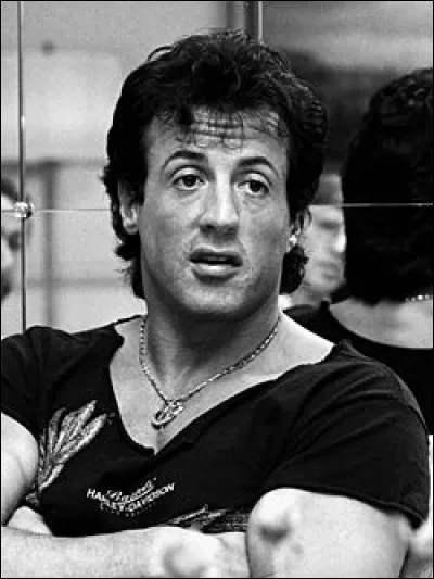 D'où vient la réplique suivante : 
"Je vais te dire un truc que tu sais déjà. Le soleil, les arcs-en-ciel, c'est pas le monde ! Y'a de vraies tempêtes, de lourdes épreuves, aussi grand et fort que tu sois la vie te mettra à genoux et te laissera comme ça en permanence si tu la laisses faire" ?