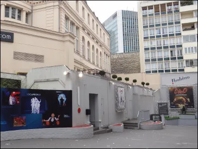 Quel est le nom de cette salle de spectacle qui nexiste plus où il a fait ses débuts d'humoriste ?