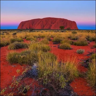 Quel est l'autre nom de cet immense rocher appelé Ayers Rock ?