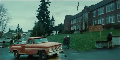 Où Bella emménage-t-elle au début du premier livre/film ?