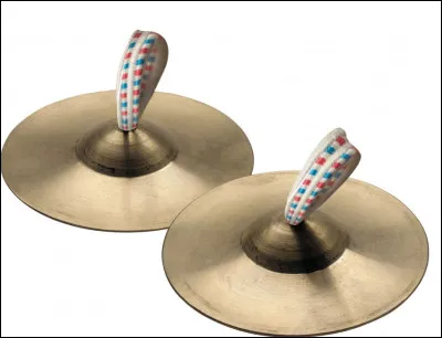 Le saviez-vous ? Les singattes sont de très petites cymbales utilisées par paires que l'on fixe sur les doigts.