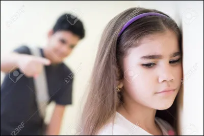 Un garçon éclate de rire sur ton passage, que fais-tu ?