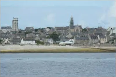 Je vous emmène au bord de la mer d'Iroise, à Île-Molène. Commune sur l'île du même nom, dans l'arrondissement de Brest, elle se situe dans le département ...