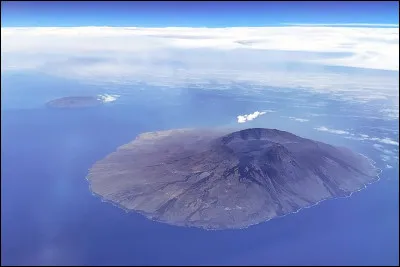 L'île de Fogo est composée en majorité d'un volcan actif et elle possède plus de 37 000 habitants. Ceux-ci ont adapté leur mode de vie à la présence de cette structure géologique et produisent du vin sur ses pentes. À quel pays appartient cette île ?