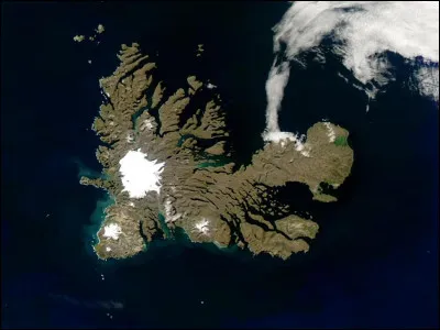 Appartenant aux Terres australes et antarctiques françaises, cet ensemble d'îles fut dans un premier temps baptisé "France australe" par le navigateur qui l'a découvert. Ce fut James Cook qui donna ensuite à l'archipel le nom de leur découvreur. Comment se nomme ce bout de terre ?