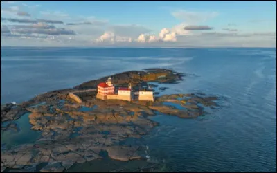Cette île rocheuse n'abrite qu'un phare. Sa particularité est qu'elle est traversée par une frontière terrestre internationale. Quels pays se partagent cette drôle de terre ?