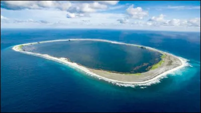 Autrement connu sous le nom de "l'île tragique", cet atoll est tristement célèbre en raison d'une garnison mexicaine dont les membres ont été oubliés sur cette île suite à la révolution mexicaine de 1917. De quelle île s'agit-il ?