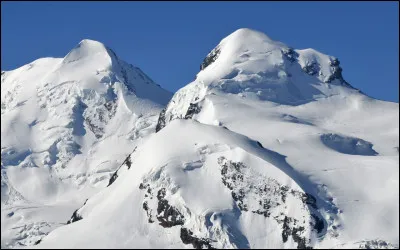 Le Castor, sommet de 4 223 m d'altitude, se trouve juste à côté de son "jumeau" Pollux (4 092 m). Dans quel massif sommes-nous ?