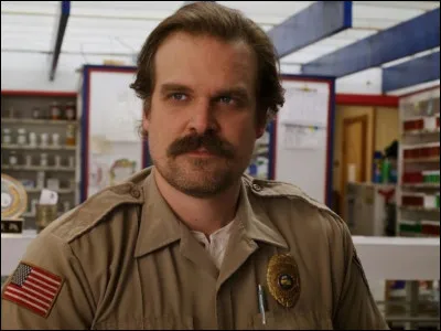 De quelle couleur est le bracelet de Jim Hopper ?