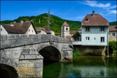 Notre balade prend fin au bord de la Loue, à Vuillafans. Village de l'aire d'attraction Bisontine, il se situe dans le département ...