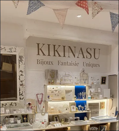Une boutique solde des bijoux fantaisie. Tu en prends...