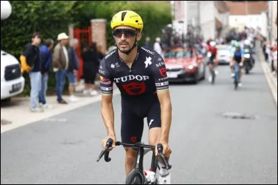 Lors de la quatorzième étape reliant Pau à Luchon-Superbagnères, le coureur français Julian Alaphilippe a usé d'une méthode ancienne pour se protéger du froid. Qu'a-t-il fait ?