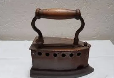 Comment appelle-t-on la partie du fer à repasser directement en contact avec le linge ?