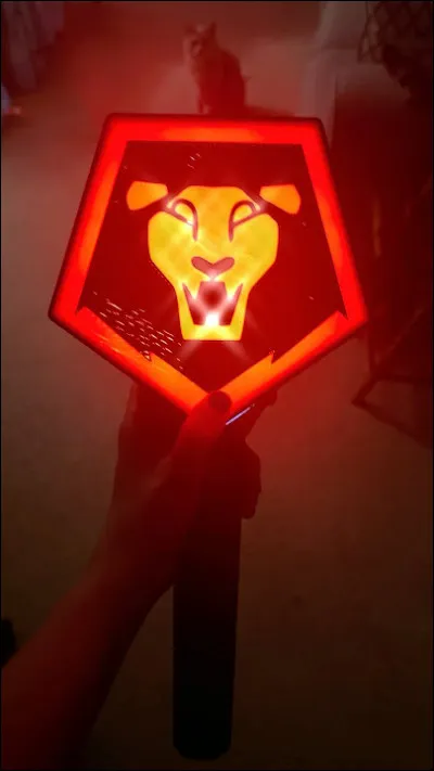 Je suis un démon qui fait partie du boys band Saja Boys. Dans le passé, j'ai abandonné ma famille pour avoir une meilleure vie. Je suis le leader du groupe. 
Qui suis-je ?