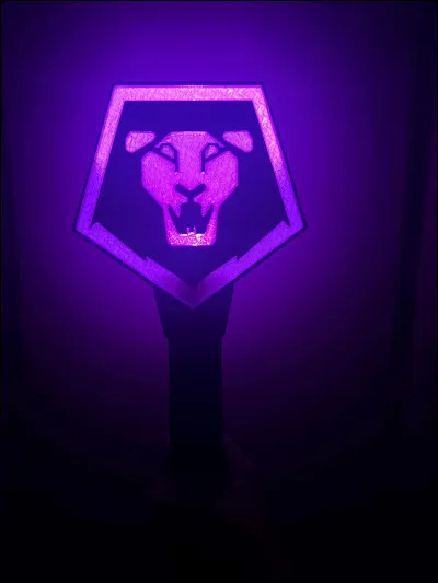 Je suis membre de Saja Boys. Je suis un démon très musclé. Je suis le muscle du groupe. Mon rôle dans le groupe est chanteur.
Qui suis-je ?