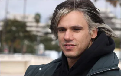 Qui est ce rappeur français, auteur-compositeur et interprète du titre ''Suicide social'' ?