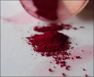 A partir de quoi le carmin, utilisé comme colorant, est-il obtenu ?