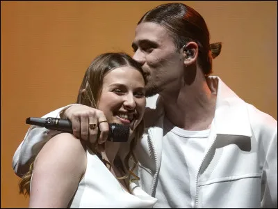 Pierre et Héléna ont fait sensation dès le premier soir grâce à quelle chanson ?
