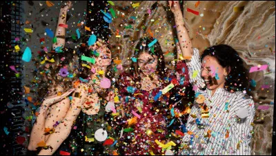 Qui chante : "Last Friday Night" ?