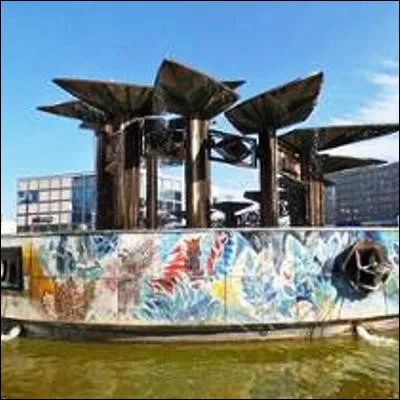 Quelle place, cadre dun roman dAlfred Döblin, accueille lhorloge universelle Urania et la fontaine de lAmitié des peuples ?