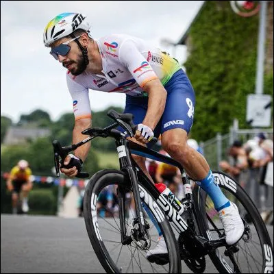 Quel équipement sportif présent dans quasiment tous les sports a dabord fait son apparition en sport hippique, puis en athlétisme et en cyclisme ?