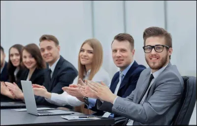 Tu dois animer une réunion avec des gens que tu ne connais pas. Tu :