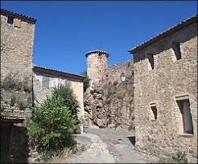 Nous flânons dans les petites rues de Fraissé-des-Corbières. Village occitan, dans l'aire d'attraction Narbonnaise, il se situe dans le département ...
